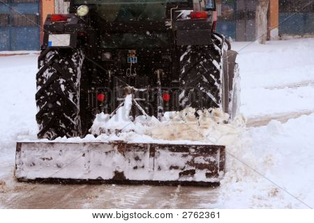 Rua de limpeza de neve por trator
