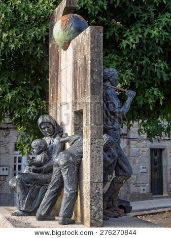 Stone And Bronze Monument To The Emigrant (estatua Emigrante) By Fernando Garcia Branco (1997) - Neg