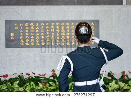 Taipei, Taiwan - May 7, 2017 : The Soldier Saluting Against The Statue Of Sun Yat-sen In Changing Of