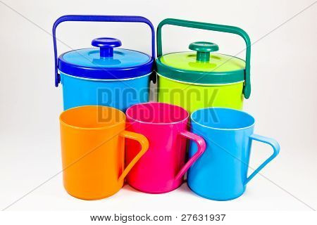Renkli plastik su kantinler ve bardak