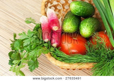 Verdura fresca sul tavolo. Cucina domestica