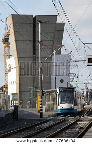 Straßenbahn mit Ij-Tunnel Türme in Amsterdam Niederlande