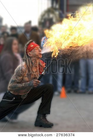 Arte callejero en Amsterdam: hombre de escupir fuego en la presa en Holanda Amsterdam