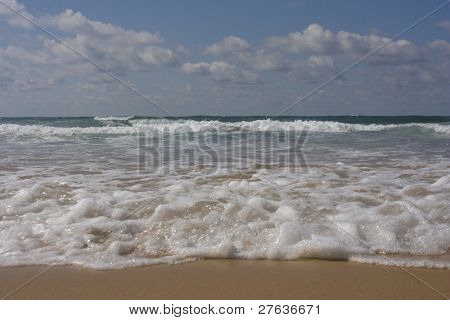 Ocean, oceanwaves and a blue sky