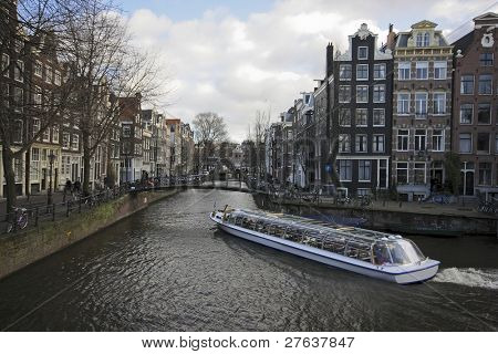 Cruiseboat przez kanał Amsterdamu w Holandii