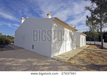 Bella bianco casolare costruito di recente in Algarve in Portogallo