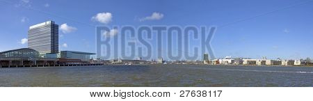 Panoramablick mit Amsterdam Hafen, Musicbuilding und zentrale Station in den Niederlanden