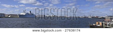Panoramiczny widok z Port Amsterdam z cruiseboat w Holandii