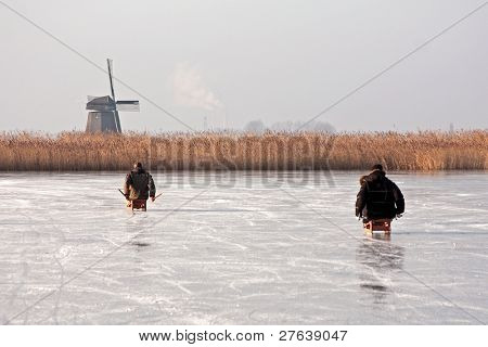 โดยทั่วไปภาษาดัตช์: sledging บนทะเลสาบน้ำแข็งเกี่ยวกับกังหันขึ้นใน winterday เย็น