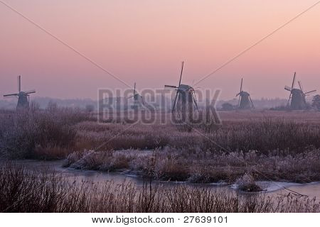 Anciens moulins de Kinderdijk au coucher du soleil en hiver aux pays-bas