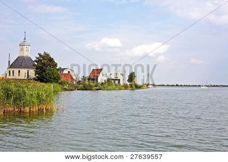 Tipik Hollanda:, Durgerdam, kilise ve IJsselmeer Hollanda boyunca ahşap evler