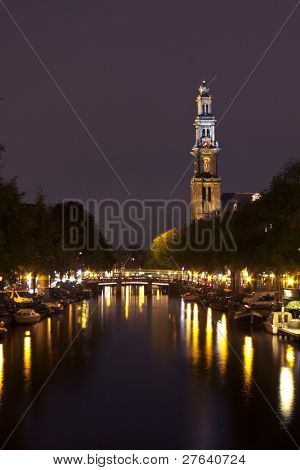 La Westerkerk di notte ad Amsterdam nei Paesi Bassi