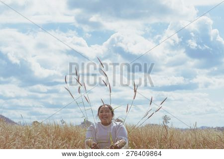 The Girl Is Traveling In The Grass Field Desho Grass.