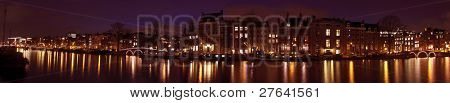 Panoramatický scénické s Thiny Bridge v noci v Amsterdamu v Nizozemsku