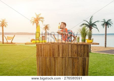Show Bartenders Outdors, Juggling Bottles And Shaker, Bartender Job On The Beach