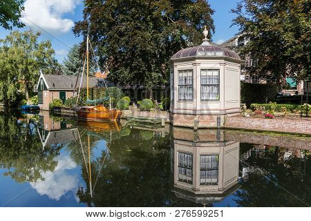 Edam, Netherlands - August 25, 2017: Garden House And Reflection In The Water In Edam, Netherlands