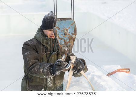 Slinger In A Black Hat On Unloading