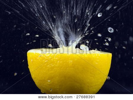 Citroner på sort baggrund