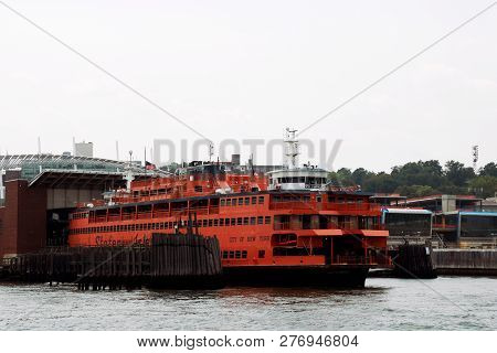 New York, Usa - September 2, 2018: The Ferry Leaves The Port Between Areas In The Port Of New York.