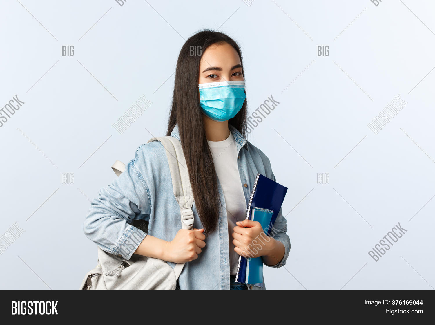 пандемия и образование. студенты в масках в аудитории. Covid 19 иллюстрация. коронавирус дети школа. ученики в масках.