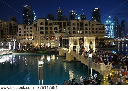 Dubai, Uae - November 22, 2017: Shoppers Visit The Lake At Dubai Mall. It Is The Largest Mall In The