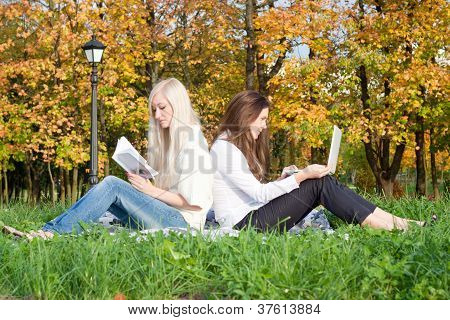 Estudio de las niñas en el Parque otoño