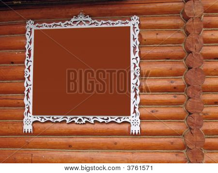 Witte Fretted Frame op blokhuis Wall.You kunt zetten In alles wat die je wilt