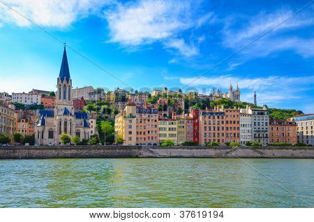 Lyon Cityscape Saone nehir renkli evlerin ve nehir