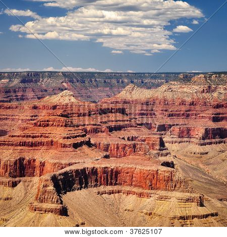 Grand Canyon lebendigen Tag mit weiÃŸen Wolken, quadratischen format