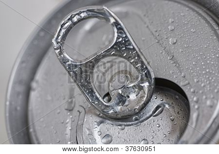 Närbild öppna aluminium kan
