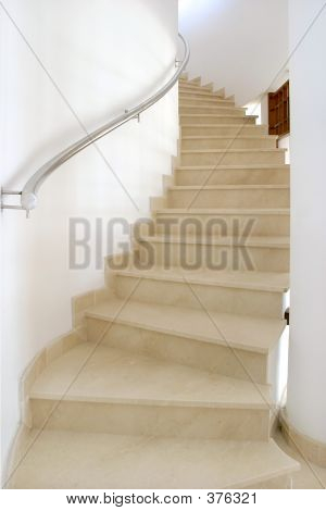 Točité schodiště ve velkých španělských Villa vedoucí až do ložnice.