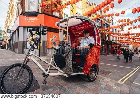 London / Uk - 07/11/2020: Rickshaw Tricycle Taxi In Soho Waiting For Passengers