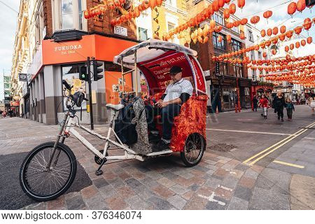 London / Uk - 07/11/2020: Rickshaw Tricycle Taxi In Soho Waiting For Passengers