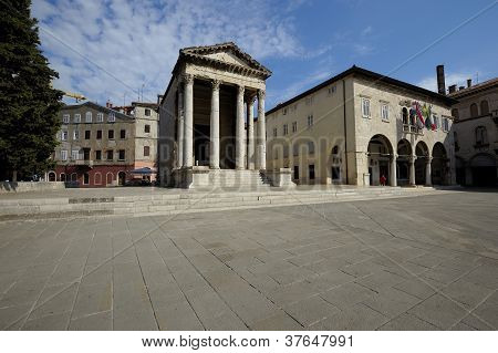 Templet af Augustus (Pula)