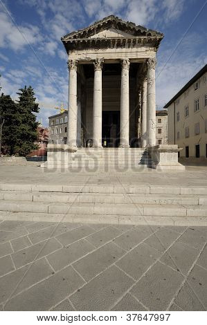 Templet af Augustus (Pula)