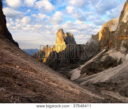 vue du matin de la cima della madonna à pale di san martino - dolomiti Italie