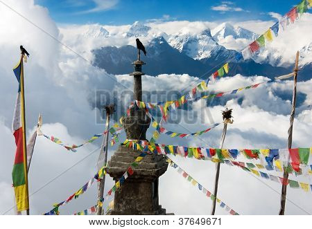 pohled z Langtang na Ganesh Himal se stúpa a modlitební vlajky - Nepál