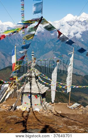 pohled z Langtang na Ganesh Himal se stúpa a modlitební vlajky - Nepál
