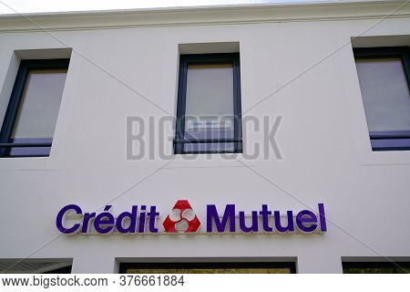 Bordeaux , Aquitaine / France - 07 07 2020 : Credit Mutuel Logo Sign On Building Office Bank Agency 