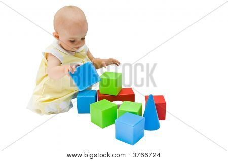 Petite fille jouant avec ses jouets