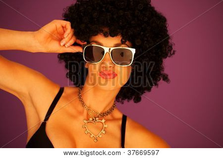 Sexy femme avec une coiffure Afro noire