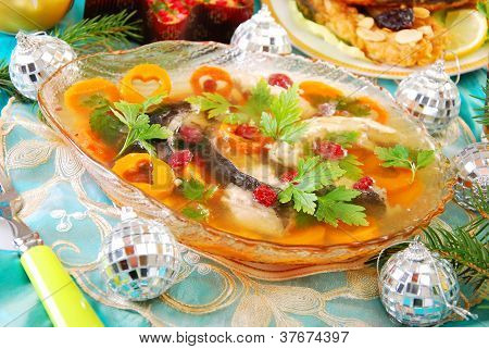 Карп в желе с морковью и Клюква Рождество