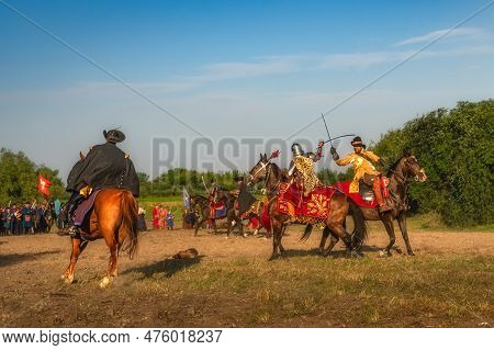 Gniew, Poland, Aug 2020 Hussars, Polish Heavy Cavalry Sword Fight On A Battlefield. Historical Reena
