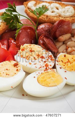 Uova sode, pollo con fagioli e salsiccia servita per colazione