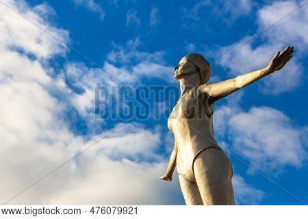 Scarborough, Uk - July 27, 2022: Diving Belle Statue In Scarborough, Yorkshire In A Sunny Summer Day