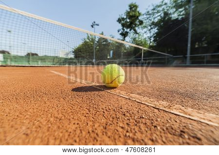 Kil kortunda tenis topu