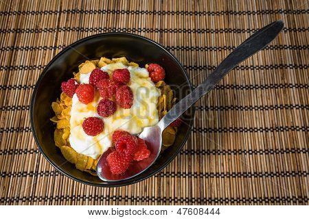 Cornflakes โยเกิร์ตและราสเบอร์รี่