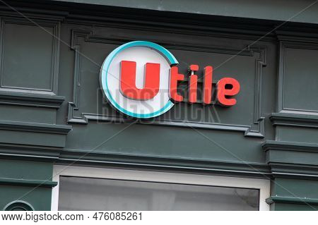 Bordeaux , Aquitaine  France - 05 02 2023 : Utile Super U Supermarket Wall Entrance Store French Sho