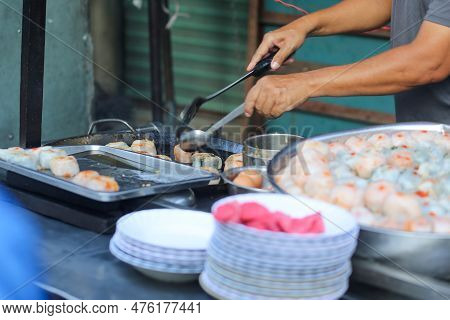 The Original Chive Cake Of The Tieu People Sold For More Than 40 Years At Xa Tay Market In Chinese S