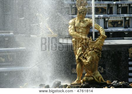 Samson suihkulähde Peterhof, Pietari, Venäjä